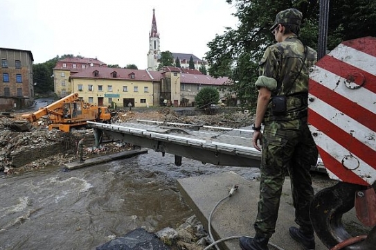 Vojáci začali stavět provizorní most v Chrastavě.