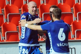 Jiří Štajner (vlevo) se raduje se spoluhráči z gólu na 2:1.