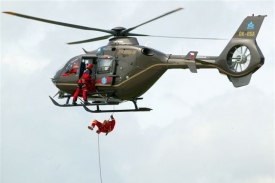 Vrtulníky pomáhají nyní nejen při záplavách (ilustrační foto).