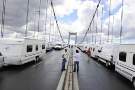 Romské karavany zablokovaly hlavní most v Bordeaux.