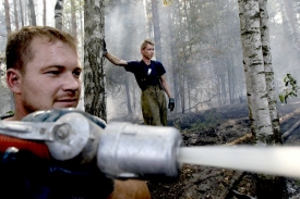 Rozsah požárů přesahuje možnosti hasičů.