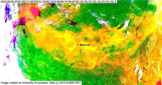 Dým z požárů (žlutě) na satelitním snímku. Zasahuje až k Finsku.