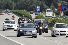 Motorkáři ce vracejí domů z Velké ceny Brna.