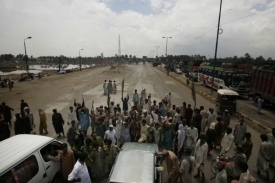 Protestující v Sukkuru zablokovali silnici.