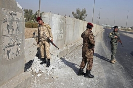 Iráčtí vojáci zajišťují místo útoku.