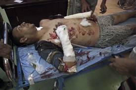 Jeden z rekrutů zraněných při sebevražedném útoku v Bagdádu.