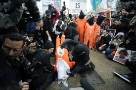 Demonstrace proti tzv. waterboardingu, který je považován za mučení.