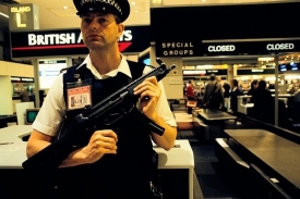 Policista na londýnském letišti Heathrow.