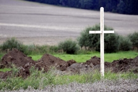 V blízkosti vykopávek někdo vztyčil třímetrový kříž.