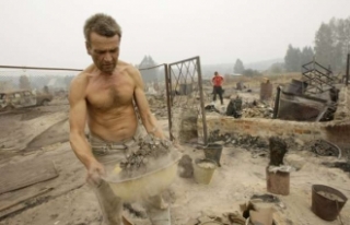 Rus u spálených trosek svého domu.