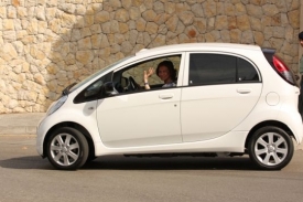 Španělská královna v elektromobilu Peugeot iOn.