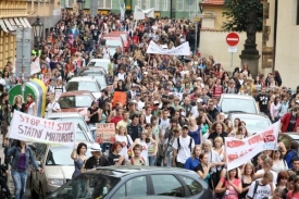 Proti zavedení státních maturit protestovaly tisíce studentů.