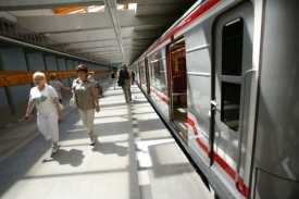 Pražské metro bude o víkendu jezdit o hodinu déle.