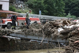 Odstranění následků povodní na severu Čech vyžaduje síly i finance.