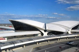 Hala terminálu číslo pět letiště JFK v New Yorku.