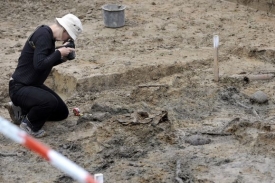 Průzkum hrobů u Dobronína skončil. Našlo se jen šest těl.