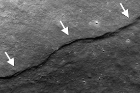 Sonda LRO zachytila geologické zlomy vypovídající o smršťování.