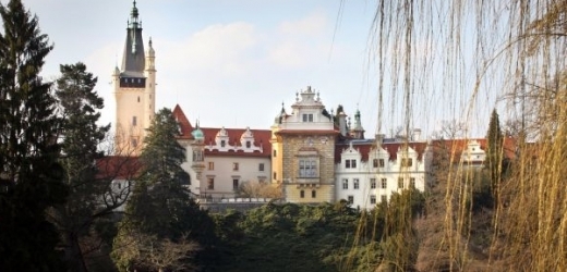Průhonický park je součástí areálu novorenesančního zámku.