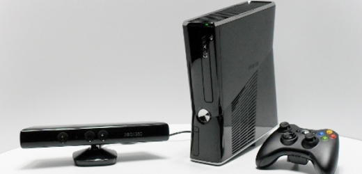 Konzole XBox 360 s ovladačem Kinect.