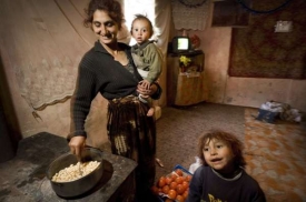 Romská rodina v utečeneckém táboře v Kosovu.