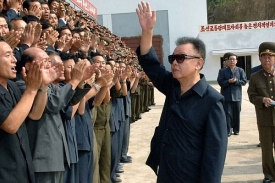 Kim Čong-il si 4. srpna prohlíží staveniště elektrárny.