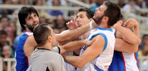 Basketbalový souboj mezi Řeckem a Srbskem přinesl hromadnou bitku.