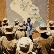 Iráčanka vysvětluje vojákům USA něco z iráckých dějin.