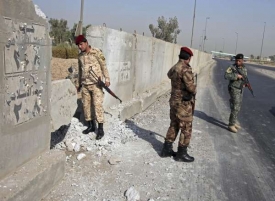 Iráčtí vojáci na místě další exploze bomby v Bagdádu.