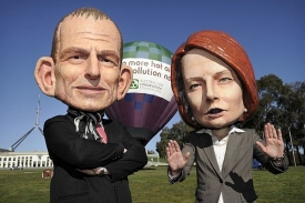 Demonstranti v maskách politických rivalů Abbotta a Gillardové.