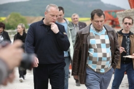 Zapojí se Petr Benda (vlevo od J. Paroubka) do klání o posty v ČSSD?