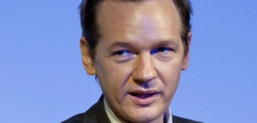 Julian Assange označil obvinění za špinavou hru.