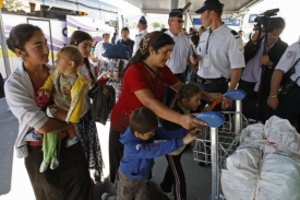 Romové jsou za dohledu policie vyhoštěni se země.