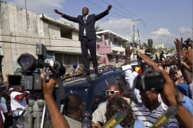 Wyclef Jean se svými obdivovateli na Haiti.