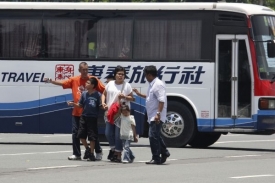 První propuštění rukojmí odcházejí od autobusu.