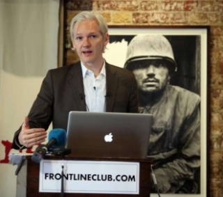 Robin Hood internetu - zakladatel WikiLeaks Assange.