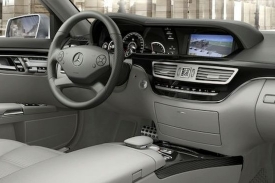 Luxusní interiér luxusního vozu Mercedes-Benz.