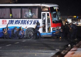 Policie útočí na autobus.