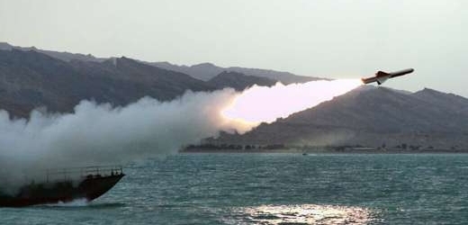 Íránský rychlý člun odpaluje raketu.