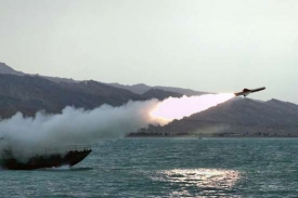 Íránský rychlý člun odpaluje raketu.