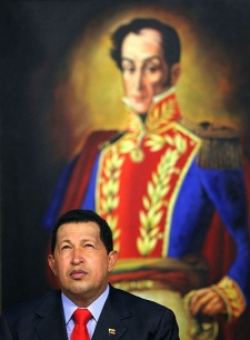 Venezuelský autokrat Hugo Chávez před portrétem Simona Bolívara.