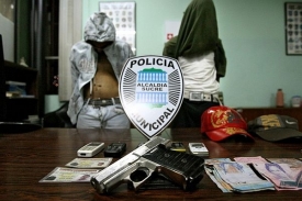 Dva mladíci zatčení za násilný trestný čin v Caracasu.