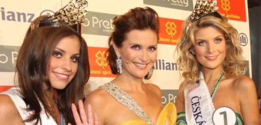 Michaela Maláčová (uprostřed) při vyhlášení výsledků České Miss 2010.