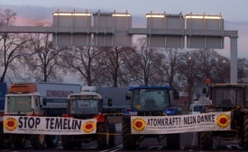Rakouští zemědělci blokující hraniční přechod Dolní Dvořiště.