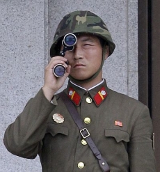 Severokorejský voják sleduje hranici s Jižní Koreou.