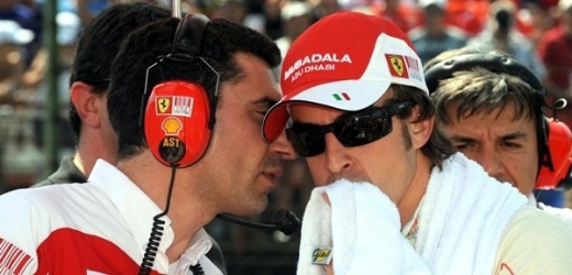 Fernando Alonso při poradě se svým závodním inženýrem.