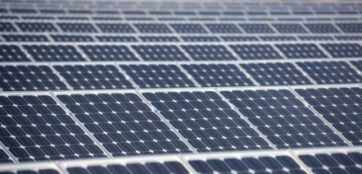 Boom solárních elektráren poznají domácnosti na účtech za elektřinu.