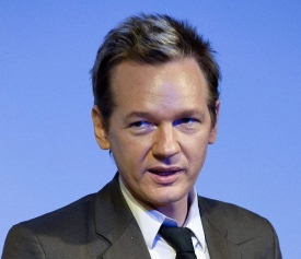 Julian Assange se změněným účesem z poloviny srpna 2010 ve Švédsku.