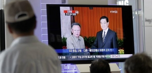 Jihokorejci sledují setkání Kim Čong-ila s čínskými politiky.