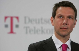 Šéf představenstva Telekomu, Oberman, vysvětluje špiclovací skandál.