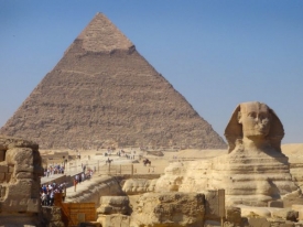 Nejslavnější pyramida světa - egyptská Cheopsova pyramida v Gíze.